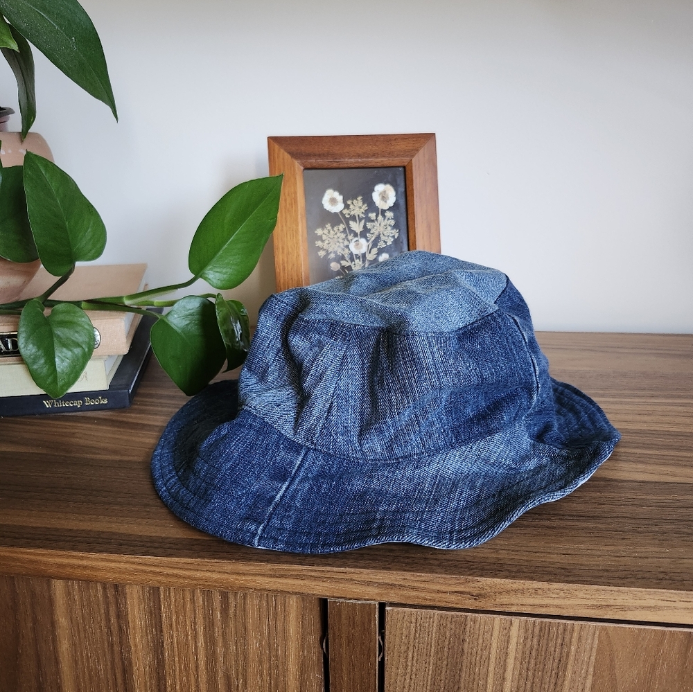 Reversible bucket hat